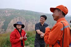 記者采訪村干部巡線工鄒虎飛