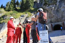 記者在果子溝隧道前采訪