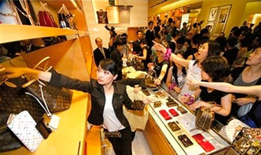 畸形奢侈品消費觀折射社會問題