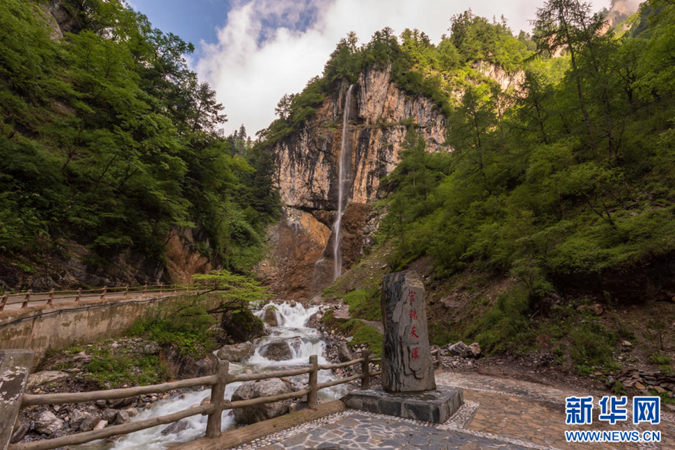 重崖森迥瀑飛先，鵝溝炎夏水風(fēng)涼