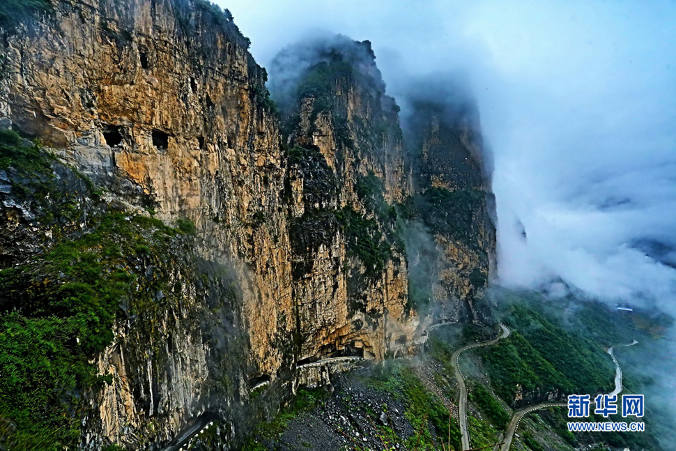 走進錫崖溝掛壁公路