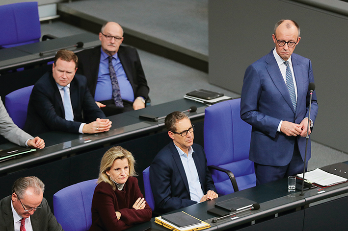 2025年12月17日，德国总理默茨（前排右一）在位于柏林的德国联邦议会接受例行问询 杜哲宇摄/本刊