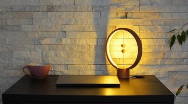 臺(tái)燈解鎖&ldquo;新姿勢&rdquo; 自帶倆球吸上就能亮燈