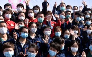 稟父老：樓蘭破，人平安，白衣戰士把家還！