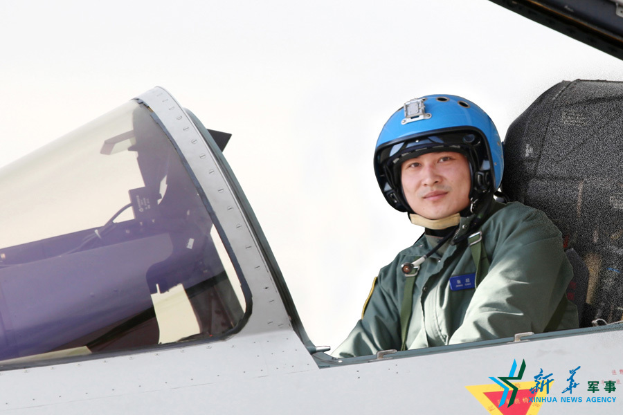 &uarr;戰(zhàn)機(jī)上準(zhǔn)備起飛的張超。