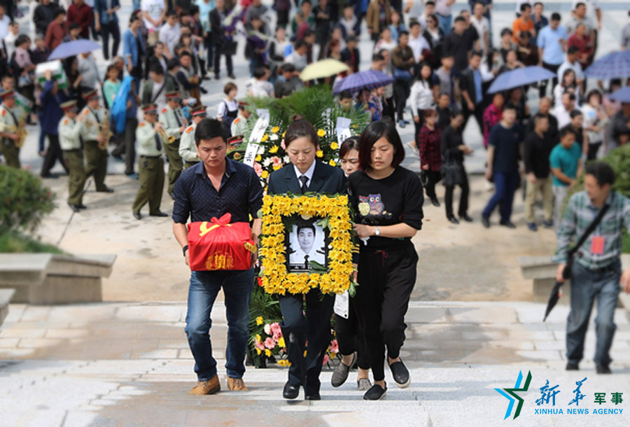 &uarr;張超烈士骨灰安葬儀式。