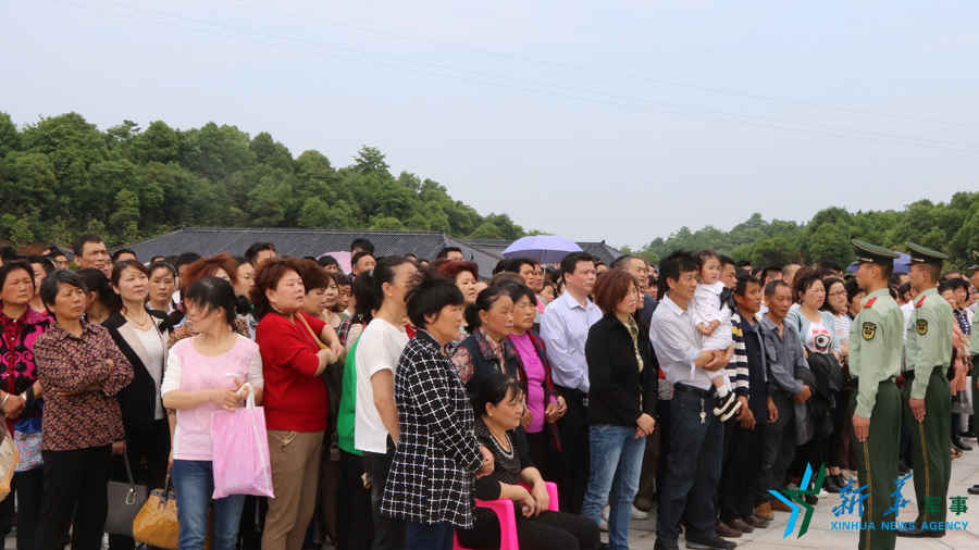 &uarr;張超烈士骨灰安葬儀式現(xiàn)場，岳陽的父老鄉(xiāng)親紛紛來給張超送別。