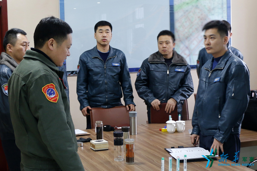 資料圖片：張超參加飛行后講評。