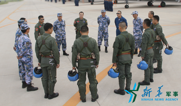 飛行后，黨委班子現(xiàn)場講評飛行情況。