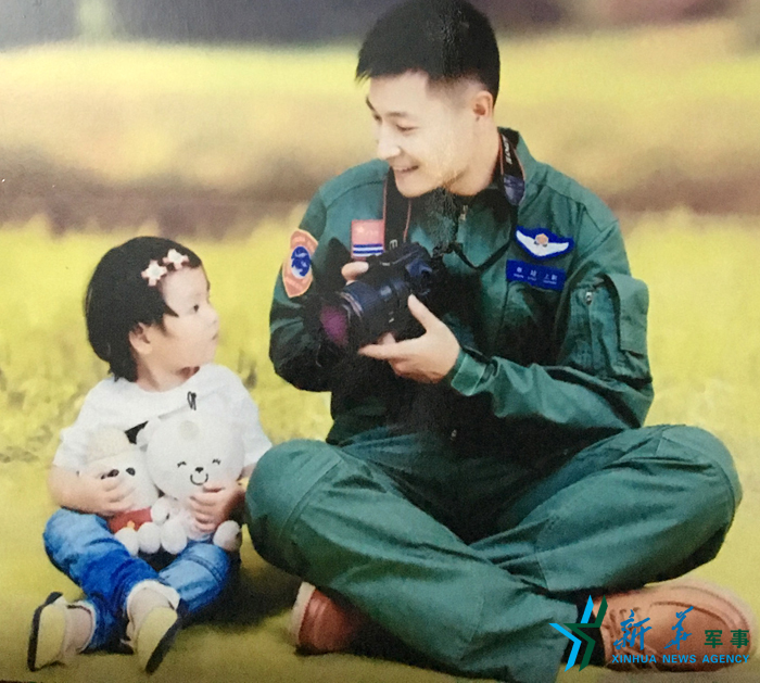 &uarr;資料圖片：被選為艦載戰斗機飛行員的張超與女兒合影。