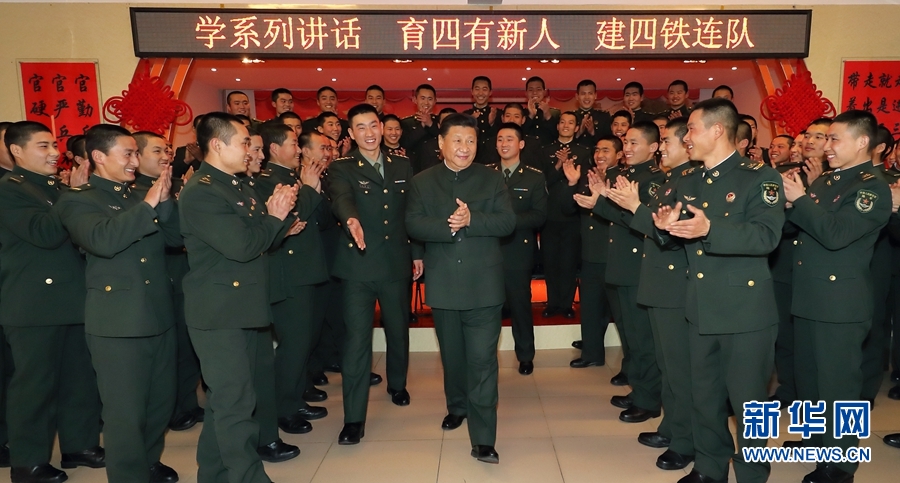 1月23日，習(xí)近平專程來(lái)到陸軍第65集團(tuán)軍，深入基層連隊(duì)，看望慰問官兵，代表黨中央和中央軍委，向全軍指戰(zhàn)員、武警部隊(duì)官兵、民兵預(yù)備役人員致以誠(chéng)摯問候和新春祝福。這是習(xí)近平在該集團(tuán)軍&ldquo;大功三連&rdquo;同官兵在一起。新華社記者李剛攝