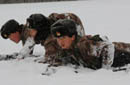 北疆女兵爬冰臥雪訓練