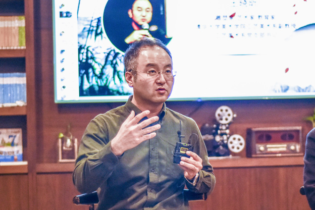 王曉昕：語言問題其實是非遺傳承所面臨的一個普遍問題。非遺傳承人可能有很好的技藝，但是因為語言問題沒有辦法與外面的人交流，就失去了傳承的機會。