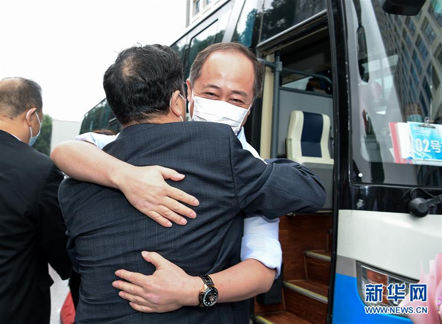 (社會(huì))(4)抗疫“戰(zhàn)友”重聚