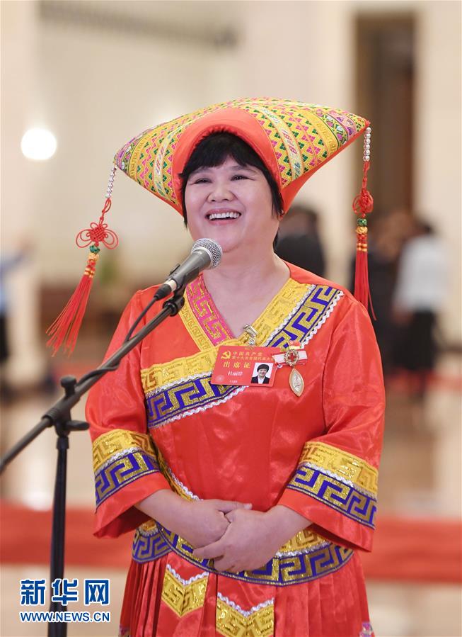 （十九大&middot;黨代表通道）（18）采訪黨代表