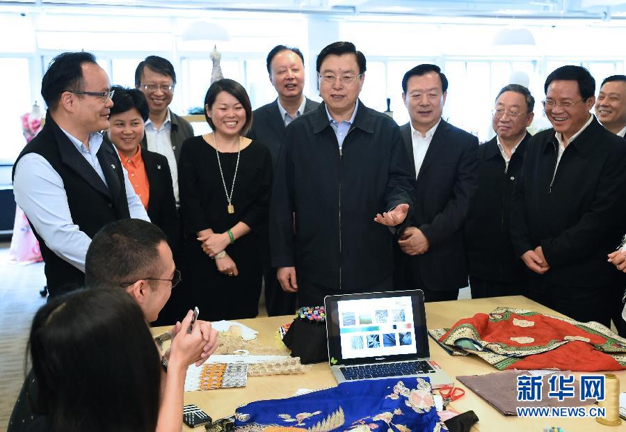 5月8日至11日，中共中央政治局常委、全國(guó)人大常委會(huì)委員長(zhǎng)張德江在浙江調(diào)研。這是5月9日，張德江來(lái)到位于嘉興市的雅瑩服裝有限公司，了解公司的服裝設(shè)計(jì)、生產(chǎn)和銷售情況。新華社記者 馬占成 攝 