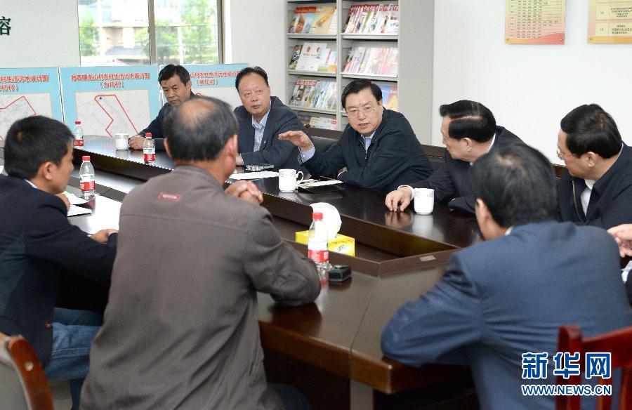 這是5月9日，張德江到湖州市妙西鎮(zhèn)調(diào)研，與基層人大代表座談。新華社記者 馬占成 攝 