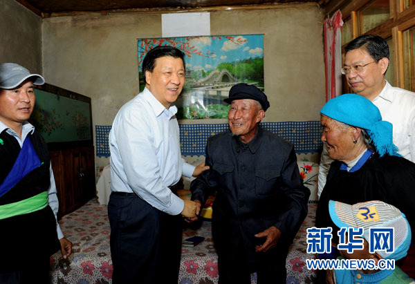 7月17日至19日，中共中央政治局常委、中央書記處書記劉云山在青海調研。這是7月17日，劉云山在海東市互助土族自治縣東山鄉(xiāng)白牙合村看望老黨員。新華社記者 饒愛民 攝