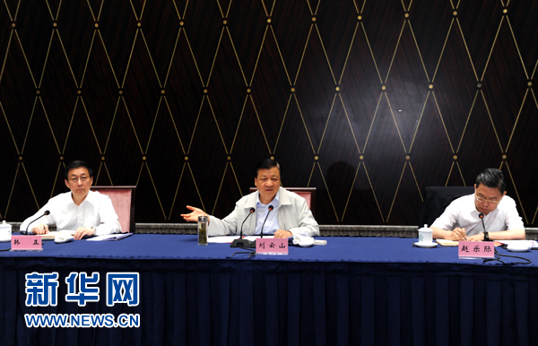 部分省區市教育實踐活動工作座談會近日先后在西寧、上海召開，中共中央政治局常委、中央黨的群眾路線教育實踐活動領導小組組長劉云山出席并講話。這是7月23日，劉云山出席上海座談會并講話。新華社記者 饒愛民 攝 