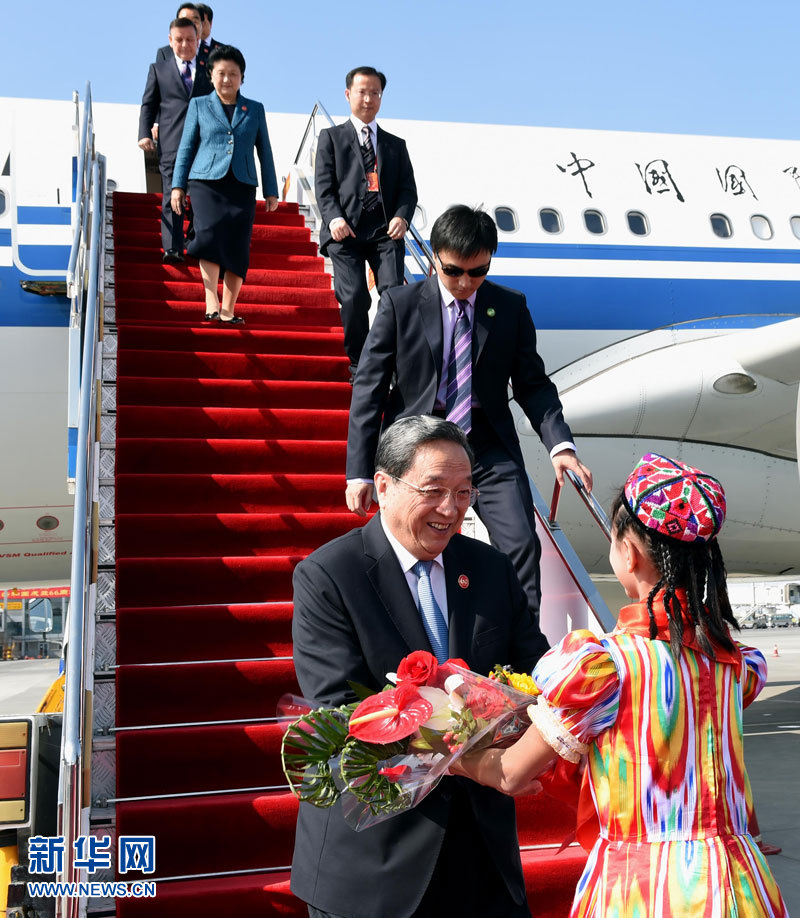 9月25日,以中共中央政治局常委、全國政協(xié)主席俞正聲為團長的中央代表團飛抵烏魯木齊,出席新疆維吾爾自治區(qū)成立60周年慶祝活動。新華社記者 饒愛民 攝 9月25日,以中共中央政治局常委、全國政協(xié)主席俞正聲為團長的中央代表團飛抵烏魯木齊,出席新疆維吾爾自治區(qū)成立60周年慶祝活動。新華社記者 饒愛民 攝