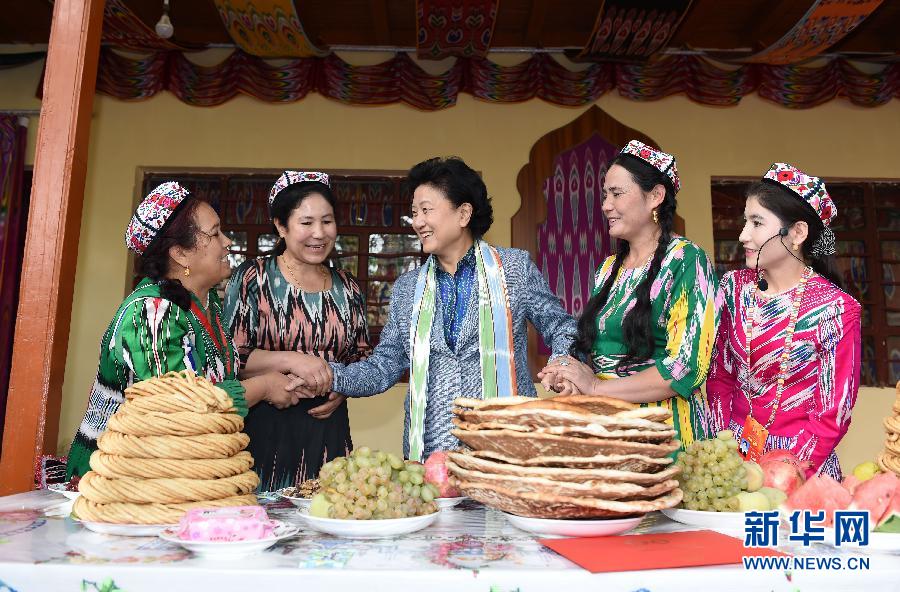 　9月26日，中共中央政治局委員、國(guó)務(wù)院副總理、中央代表團(tuán)副團(tuán)長(zhǎng)劉延?xùn)|率中央代表團(tuán)分團(tuán)到和田地區(qū)看望慰問(wèn)各族干部群眾。這是劉延?xùn)|在和田市吉亞鄉(xiāng)喀勒塔吐格曼村與維吾爾族群眾在一起。新華社記者張領(lǐng)攝