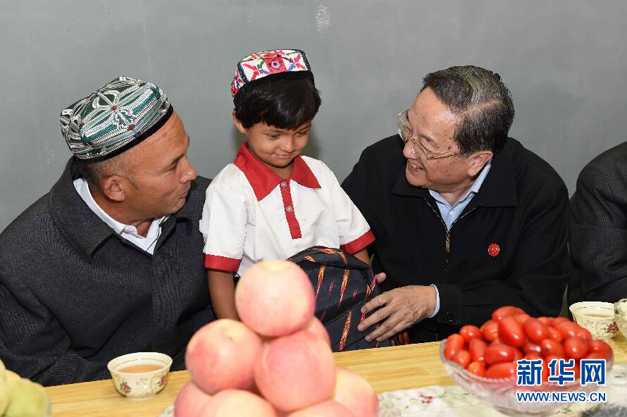 9月27日，中共中央政治局常委、全國政協主席、中央代表團團長俞正聲率中央代表團部分成員赴喀什地區莎車縣看望各族干部群眾。這是俞正聲到新疆生產建設兵團第三師莎車農場維吾爾族團場職工家中看望，并向小朋友贈送學習用品。新華社記者 饒愛民 攝