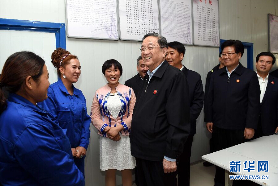 9月27日，中共中央政治局常委、全國政協主席、中央代表團團長俞正聲率中央代表團部分成員來到新疆英吉沙縣喀什中興手套有限公司考察。新華社記者 饒愛民 攝 