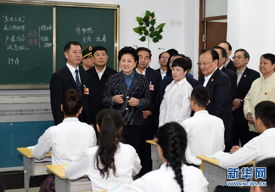 9月27日,中共中央政治局委員、國務院副總理、中央代表團副團長劉延東率中央代表團分團,帶著黨中央、國務院的親切關懷和全國各族人民的深切情誼,來到和田地區(qū)、阿克蘇地區(qū)慰問各族干部群眾,并祝賀大家中秋節(jié)快樂。這是劉延東視察對口援建的和田天津中學。新華社記者 張領 攝 9月27日,中共中央政治局委員、國務院副總理、中央代表團副團長劉延東率中央代表團分團,帶著黨中央、國務院的親切關懷和全國各族人民的深切情誼,來到和田地區(qū)、阿克蘇地區(qū)慰問各族干部群眾,并祝賀大家中秋節(jié)快樂。這是劉延東視察對口援建的和田天津中學。新華社記者 張領 攝