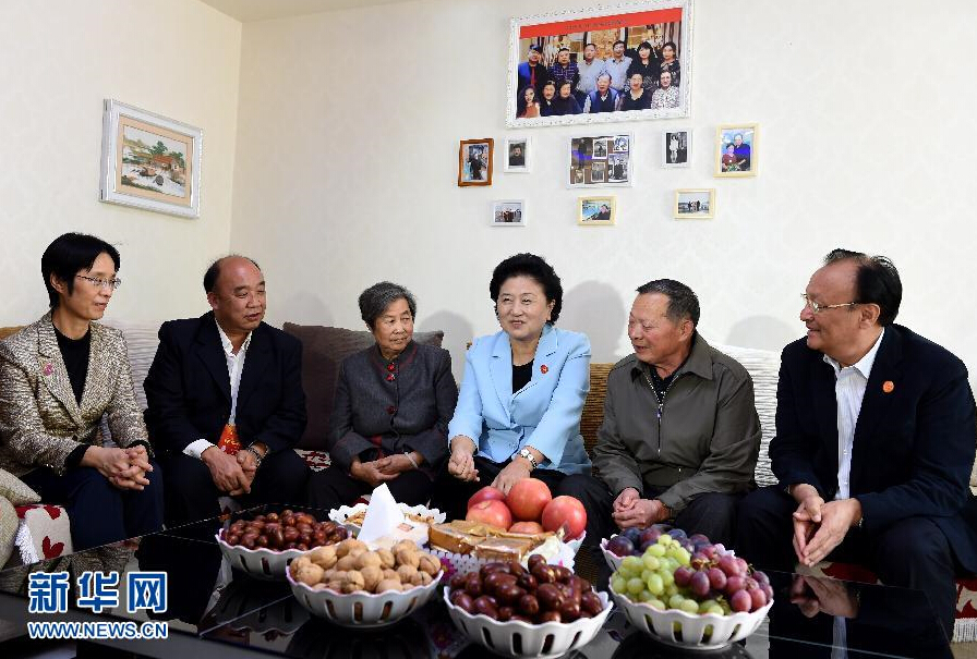 9月27日,中共中央政治局委員、國務院副總理、中央代表團副團長劉延東率中央代表團分團,帶著黨中央、國務院的親切關懷和全國各族人民的深切情誼,來到和田地區(qū)、阿克蘇地區(qū)慰問各族干部群眾,并祝賀大家中秋節(jié)快樂。這是劉延東來到新疆生產(chǎn)建設兵團第一師五團團場退休職工包春祥家中慰問。新華社記者 張領 攝 9月27日,中共中央政治局委員、國務院副總理、中央代表團副團長劉延東率中央代表團分團,帶著黨中央、國務院的親切關懷和全國各族人民的深切情誼,來到和田地區(qū)、阿克蘇地區(qū)慰問各族干部群眾,并祝賀大家中秋節(jié)快樂。這是劉延東來到新疆生產(chǎn)建設兵團第一師五團團場退休職工包春祥家中慰問。新華社記者 張領 攝