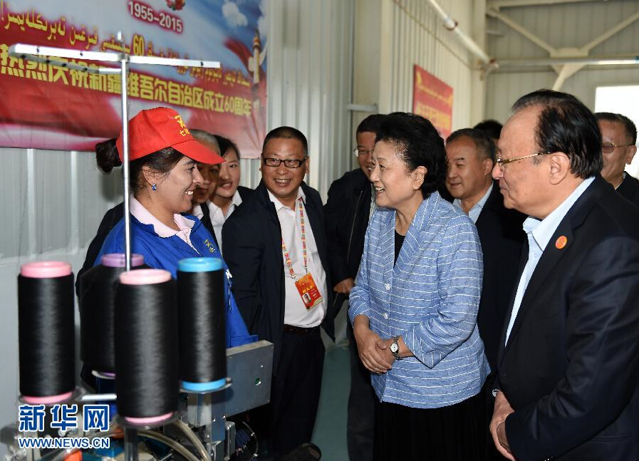 9月28日，中共中央政治局委員、國務院副總理、中央代表團副團長劉延東率中央代表團分團赴阿克蘇地區、伊犁哈薩克自治州慰問，與各族干部群眾共度節日、共享歡樂。這是劉延東在阿克蘇紡織工業城慰問棉紡工人。新華社記者張領攝