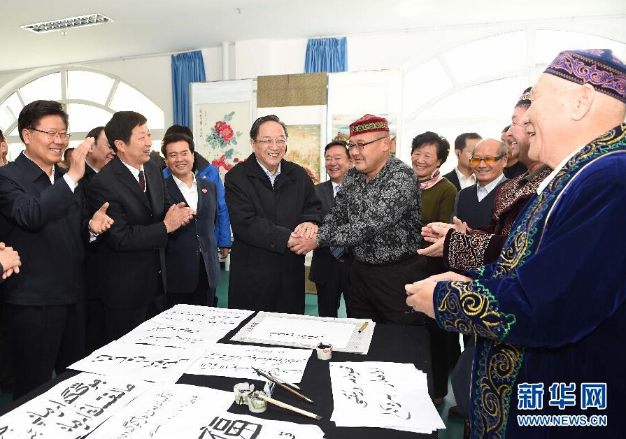 9月29日,中共中央政治局常委、全國政協(xié)主席、中央代表團團長俞正聲率中央代表團部分成員赴阿勒泰地區(qū)看望各族干部群眾。這是俞正聲來到阿勒泰地區(qū)老年人活動中心,觀看老同志書畫展,同老同志親切交談。新華社記者 高潔 攝 9月29日,中共中央政治局常委、全國政協(xié)主席、中央代表團團長俞正聲率中央代表團部分成員赴阿勒泰地區(qū)看望各族干部群眾。這是俞正聲來到阿勒泰地區(qū)老年人活動中心,觀看老同志書畫展,同老同志親切交談。新華社記者 高潔 攝