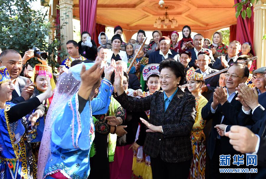 9月29日,中共中央政治局委員、國務(wù)院副總理、中央代表團(tuán)副團(tuán)長(zhǎng)劉延?xùn)|率中央代表團(tuán)分團(tuán)在伊犁哈薩克自治州看望慰問各族干部群眾。這是劉延?xùn)|在伊寧市漢賓鄉(xiāng)發(fā)展村考察慰問時(shí)與表演維吾爾族傳統(tǒng)歌舞“麥西來甫”的村民們交流。新華社記者張領(lǐng)攝 9月29日,中共中央政治局委員、國務(wù)院副總理、中央代表團(tuán)副團(tuán)長(zhǎng)劉延?xùn)|率中央代表團(tuán)分團(tuán)在伊犁哈薩克自治州看望慰問各族干部群眾。這是劉延?xùn)|在伊寧市漢賓鄉(xiāng)發(fā)展村考察慰問時(shí)與表演維吾爾族傳統(tǒng)歌舞“麥西來甫”的村民們交流。新華社記者張領(lǐng)攝