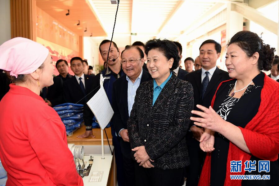 9月29日,中共中央政治局委員、國務(wù)院副總理、中央代表團(tuán)副團(tuán)長(zhǎng)劉延?xùn)|率中央代表團(tuán)分團(tuán)在伊犁哈薩克自治州看望慰問各族干部群眾。這是劉延?xùn)|來到伊寧市坤漠服裝有限公司考察慰問,與維吾爾族女工阿里雅·克里木親切交談。新華社記者張領(lǐng)攝 9月29日,中共中央政治局委員、國務(wù)院副總理、中央代表團(tuán)副團(tuán)長(zhǎng)劉延?xùn)|率中央代表團(tuán)分團(tuán)在伊犁哈薩克自治州看望慰問各族干部群眾。這是劉延?xùn)|來到伊寧市坤漠服裝有限公司考察慰問,與維吾爾族女工阿里雅·克里木親切交談。新華社記者張領(lǐng)攝
