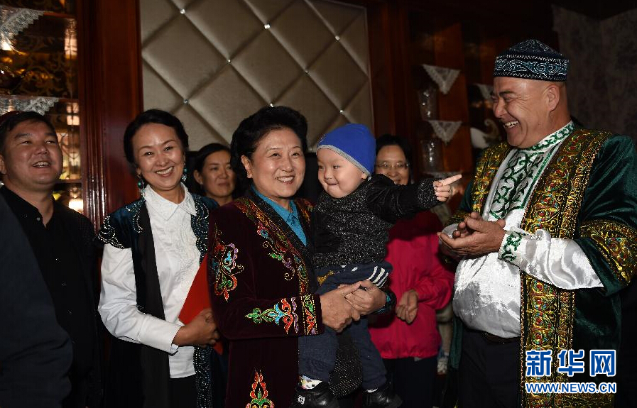 9月29日,中共中央政治局委員、國務(wù)院副總理、中央代表團(tuán)副團(tuán)長(zhǎng)劉延?xùn)|率中央代表團(tuán)分團(tuán)在伊犁哈薩克自治州看望慰問各族干部群眾。這是劉延?xùn)|在伊寧市漢賓鄉(xiāng)發(fā)展村走訪慰問哈薩克族村民。新華社記者張領(lǐng)攝 9月29日,中共中央政治局委員、國務(wù)院副總理、中央代表團(tuán)副團(tuán)長(zhǎng)劉延?xùn)|率中央代表團(tuán)分團(tuán)在伊犁哈薩克自治州看望慰問各族干部群眾。這是劉延?xùn)|在伊寧市漢賓鄉(xiāng)發(fā)展村走訪慰問哈薩克族村民。新華社記者張領(lǐng)攝