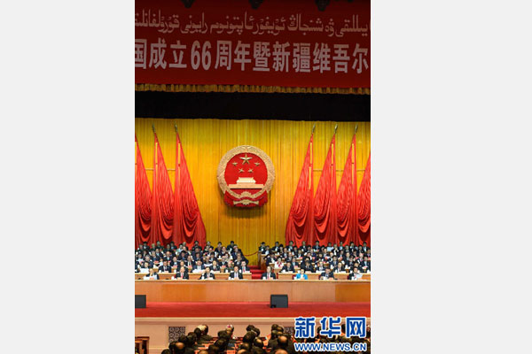 10月1日,慶祝中華人民共和國成立66周年暨新疆維吾爾自治區成立60周年大會在新疆人民會堂隆重舉行。 新華社記者 高潔 攝 10月1日,慶祝中華人民共和國成立66周年暨新疆維吾爾自治區成立60周年大會在新疆人民會堂隆重舉行。 新華社記者 高潔 攝