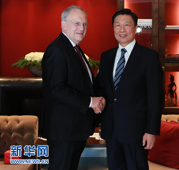 1月21日，中國(guó)國(guó)家副主席李源潮（右）在瑞士達(dá)沃斯會(huì)見(jiàn)瑞士聯(lián)邦主席施奈德－阿曼。 新華社記者羅歡歡攝