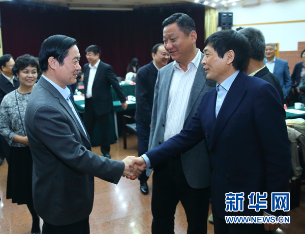 4月12日，中共中央政治局委員、中央書(shū)記處書(shū)記、中宣部部長(zhǎng)劉奇葆在北京出席&ldquo;走向世界的中國(guó)兒童文學(xué)&rdquo;座談會(huì)并講話。這是座談會(huì)后，劉奇葆與國(guó)際安徒生獎(jiǎng)獲得者、兒童文學(xué)作家曹文軒握手。新華社記者丁海濤攝