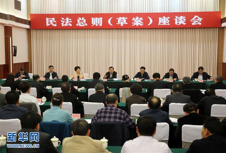 這是11月23日，張德江在成都主持召開座談會，11個?。▍^、市）人大常委會負責同志、部分全國人大代表、法律工作者及專家學者參加會議。新華社記者 劉衛兵 攝 