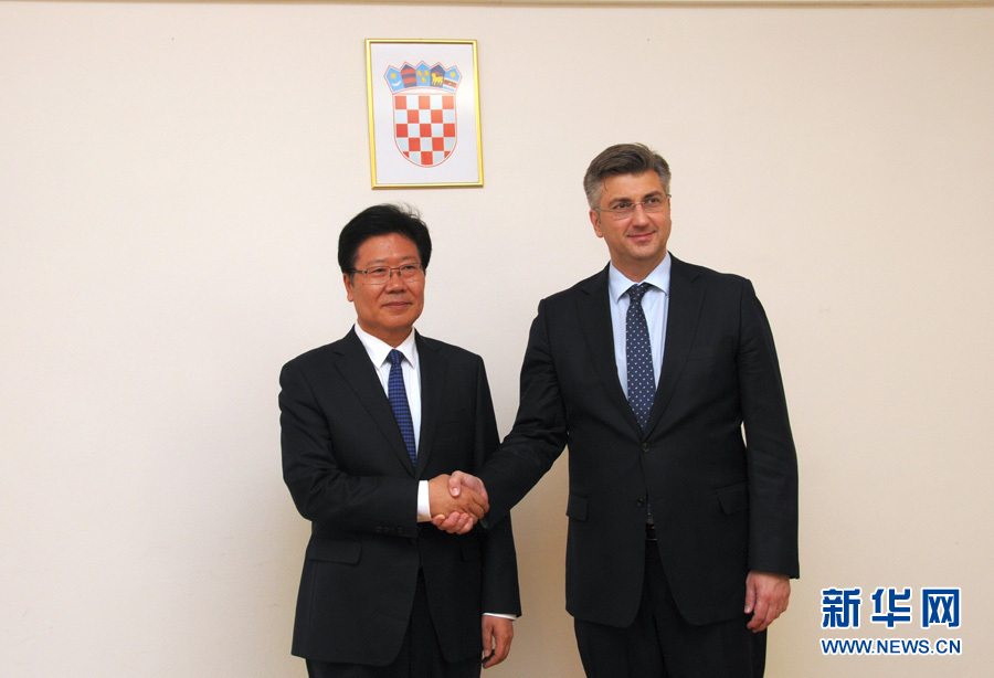 4月10日，克羅地亞民主共同體主席、政府總理普連科維奇（右）在薩格勒布會見中共中央政治局委員、中央黨的建設工作領導小組副組長張春賢。新華社記者薛群攝