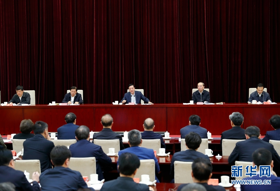 4月13日，中央宣傳部、中央政法委在北京召開貫徹落實《關于進一步把社會主義核心價值觀融入法治建設的指導意見》電視電話會議。中共中央政治局委員、中央書記處書記、中宣部部長劉奇葆出席會議并講話。新華社記者丁海濤攝