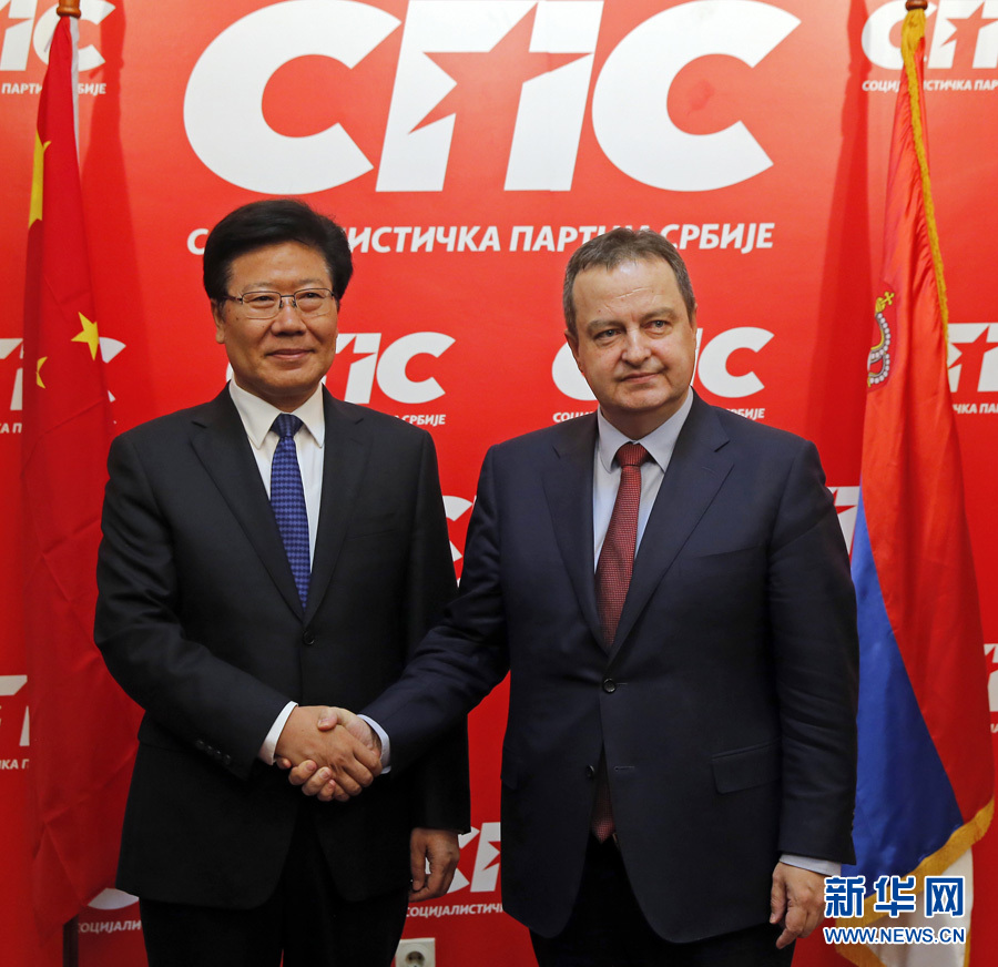 4月13日，中共中央政治局委員、中央黨的建設工作領導小組副組長張春賢（左）在塞爾維亞貝爾格萊德會見塞社會黨主席、政府第一副總理兼外長達契奇。新華社發（普雷德拉格&middot;米洛薩夫列維奇攝）