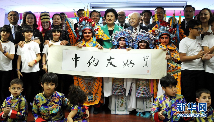 4月20日，在約旦首都安曼，中國(guó)國(guó)務(wù)院副總理劉延?xùn)|（中）考察TAG孔子學(xué)院。 新華社記者林曉蔚攝