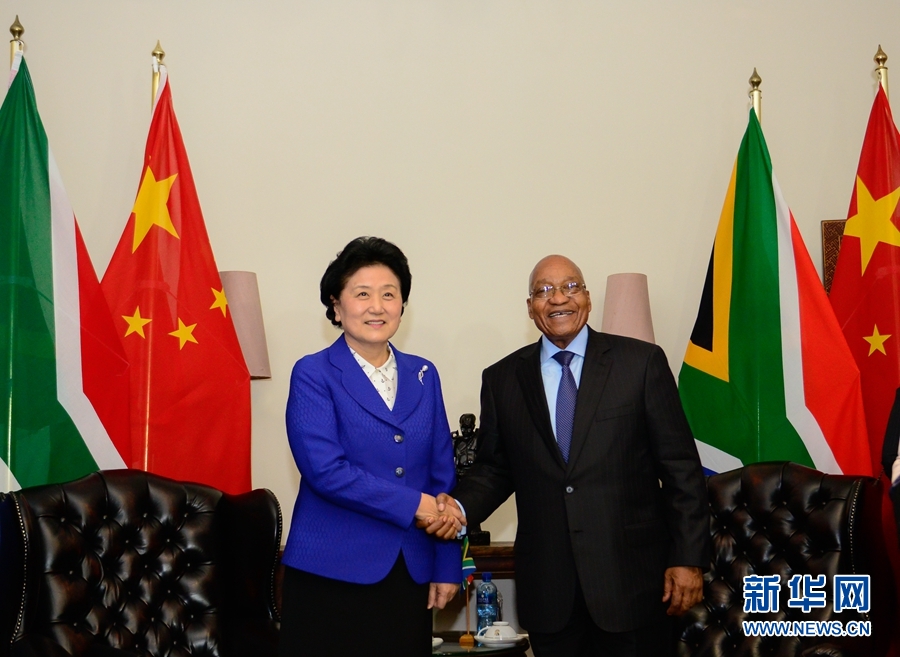 4月25日，南非總統祖馬（右）在比勒陀利亞總統官邸會見正在對南非進行正式訪問并出席中南高級別人文交流機制首次會議的中國國務院副總理劉延東。 新華社記者 翟健嵐 攝