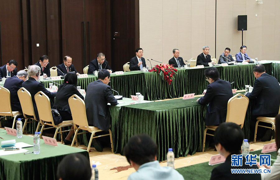 5月8日至10日，中共中央政治局常委、全國人大常委會委員長張德江視察澳門特別行政區。這是5月10日，張德江與教育工作者和學生代表座談。新華社記者 龐興雷 攝