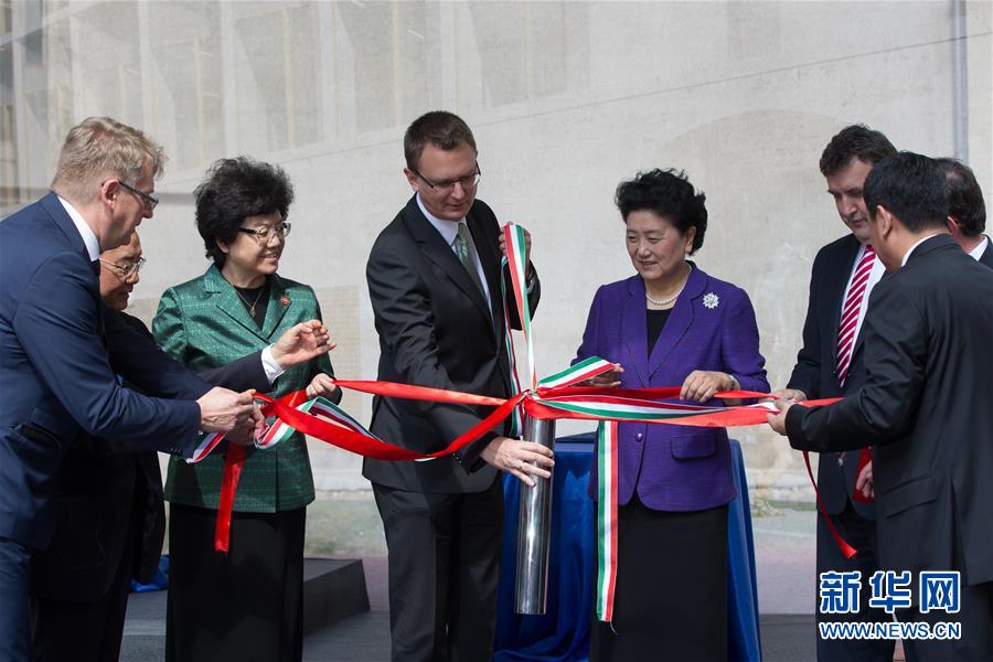 6月18日，在匈牙利布達(dá)佩斯，中國國務(wù)院副總理劉延?xùn)|在考察匈牙利塞梅爾維斯醫(yī)科大學(xué)時(shí)為健康學(xué)院新教學(xué)樓奠基。中國國務(wù)院副總理劉延?xùn)|18日在布達(dá)佩斯考察匈牙利塞梅爾維斯醫(yī)科大學(xué)并出席中匈中醫(yī)藥教育合作系列活動(dòng)。 新華社發(fā)（弗爾季&middot;奧蒂洛攝） 