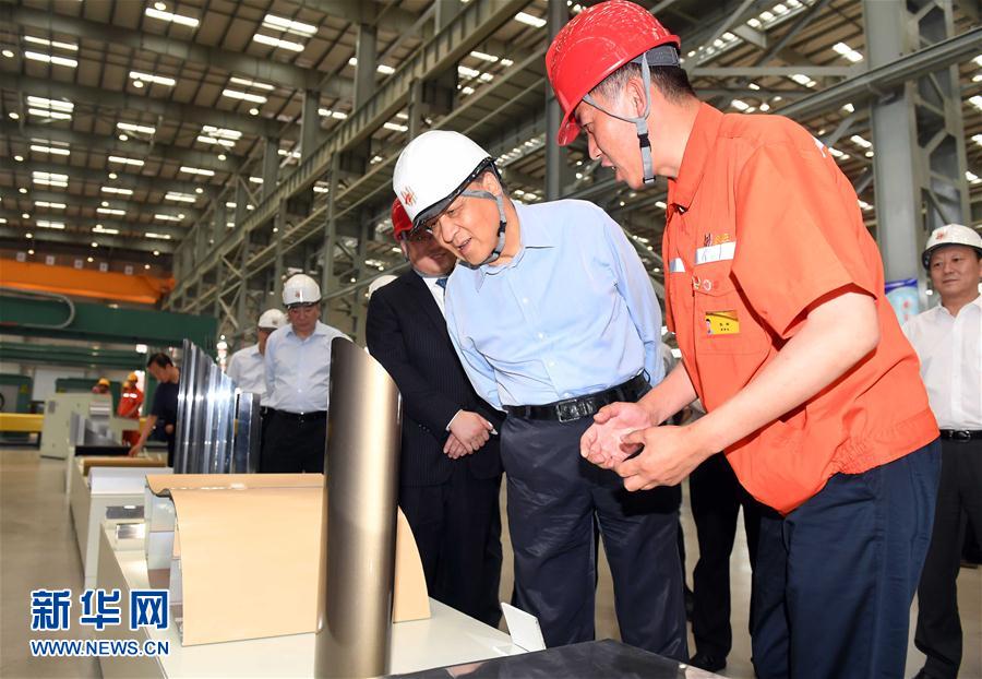 6月22日至24日，中共中央政治局常委、中央書記處書記劉云山在遼寧調研。這是6月22日，劉云山在營口市忠旺鋁業公司調研。 新華社記者張鐸 攝