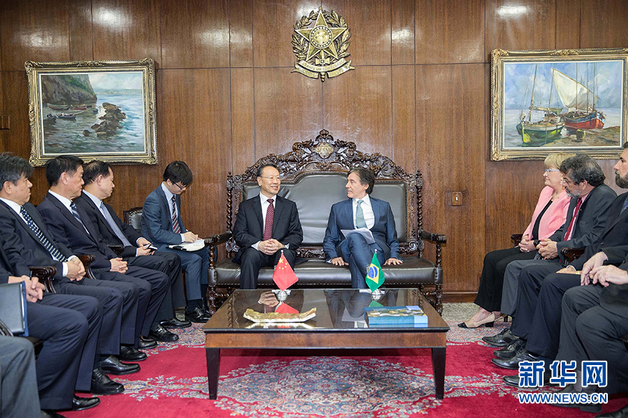 7月11日，在巴西首都巴西利亞，中共中央書記處書記、全國政協(xié)副主席杜青林（中左）會見巴西參議院議長歐尼西奧&middot;奧利維拉（中右）。新華社記者李明攝