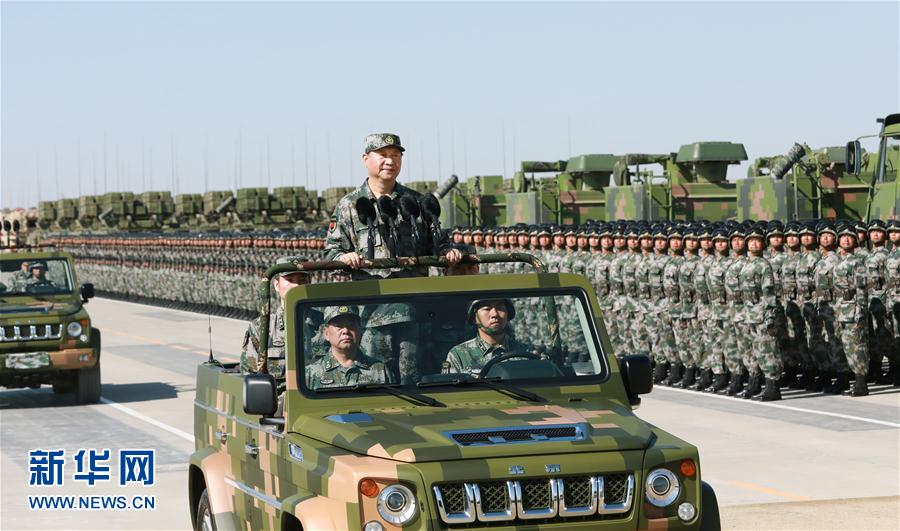 7月30日上午，慶祝中國人民解放軍建軍90周年閱兵在朱日和聯合訓練基地隆重舉行。中共中央總書記、國家主席、中央軍委主席習近平檢閱部隊并發表重要講話。這是習近平乘車檢閱部隊。新華社記者 李剛 攝