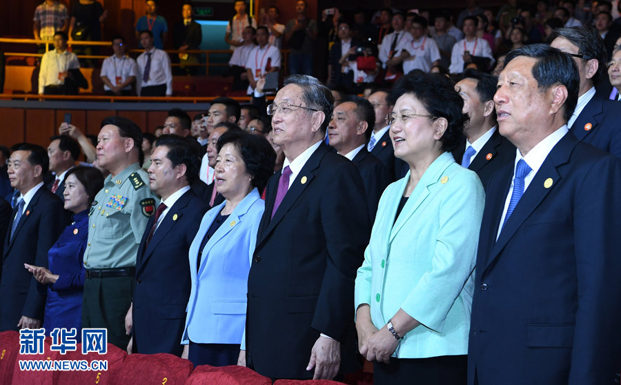 8月7日，慶祝內蒙古自治區成立70周年文藝晚會《贊歌》在內蒙古烏蘭恰特大劇院舉行。中共中央政治局常委、全國政協主席、中央代表團團長俞正聲和各族各界干部群眾等共約1300人觀看演出。新華社記者 張領 攝