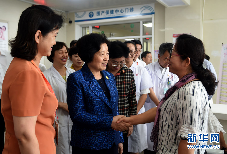 8月9日，中共中央政治局委員、中央統(tǒng)戰(zhàn)部部長(zhǎng)、中央代表團(tuán)副團(tuán)長(zhǎng)孫春蘭率中央代表團(tuán)三分團(tuán)，先后赴內(nèi)蒙古自治區(qū)烏海市、阿拉善盟看望各族干部群眾。這是孫春蘭在烏海市婦兒醫(yī)療預(yù)防保健中心同患者親切交談。新華社記者 任軍川 攝